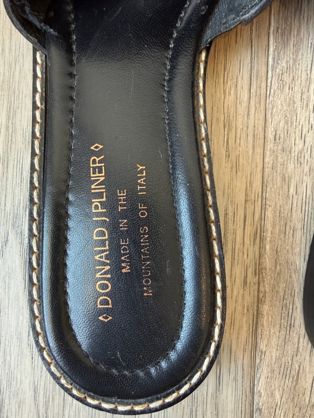 Donald J Pliner Black Slip On Red Coral Low Heels Sandals - Picture 2 of 4